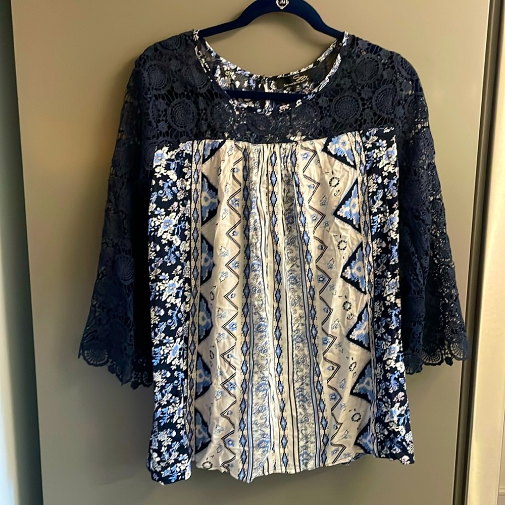Suzanne Betro Navy Floral Crochet Lace Bell Sleeve Blouse NWT U8601155 Medium